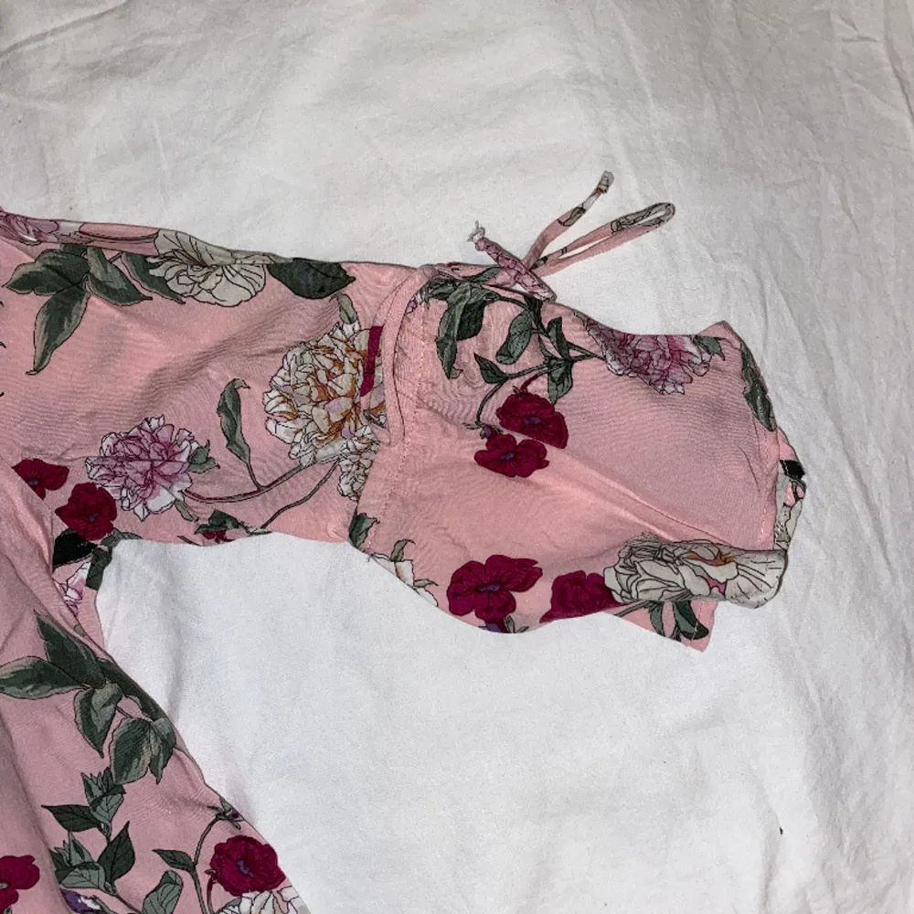 Säljer en blommig rosa blus från Vero Moda. Blusen har vida armar med snören och trekvartsarmar. Blusen är knappt använd och är i storleken 34. OBS: köparen står för frakten. (Annonsen finns ute på fler sidor.). Blusar.