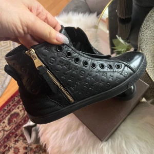 Louis Vuitton sneakers - Fantastiska sneakers från Louis Vuitton i mycket fint skick, knappt använda .  Nypris ca 11000 