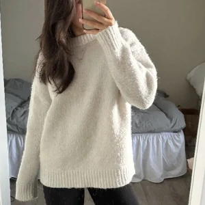 Stickad tröja  - Supersnygg vit stickad tröja från zara i storlek M, använd fåtal gånger i bra skick! Frakt tillkommer 💓