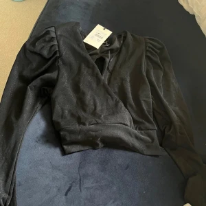 Fest topp - Super fin topp från bikbok! Aldrig använd och är inte min stil längre! Super fin att ha inför fester eller när man ska vara finklädd