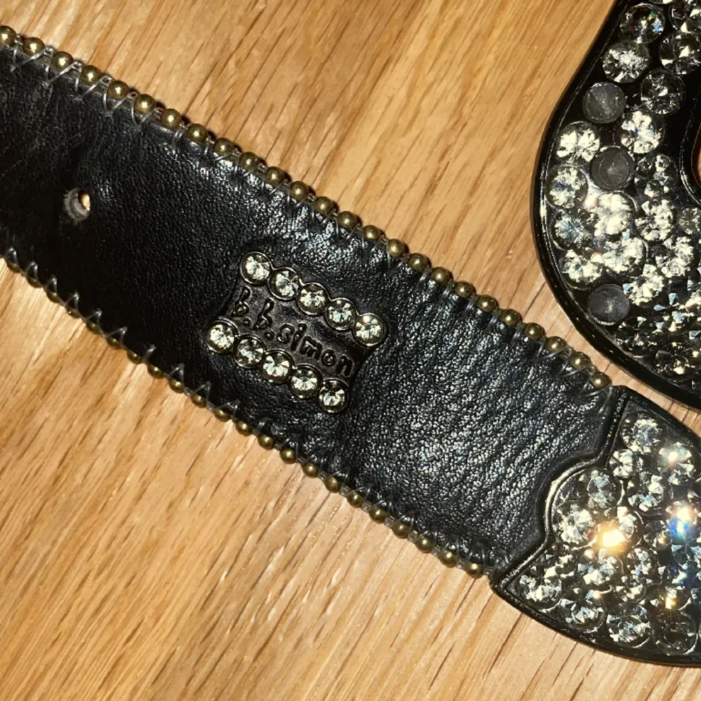 Helt galet Äkta bb belt , tyvärr för litet för mig 🙁🙁💯😭 beltet är i rätt använt condition, med ett par stenar som ramlat och lite slitningar runt beltet. Om ni vill ha fler bilder på skadorna så kontakta gärna mig! 💯💯🙏🙏😍😍🇮🇹🇮🇹❤️🔥. Övrigt.