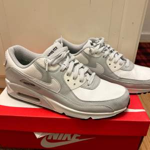 Oanvända Nike air Max 90 goretex phantom dust. Perfekta för vintern. Köpta på GOAT och kommer med goats verifierings tagg. 