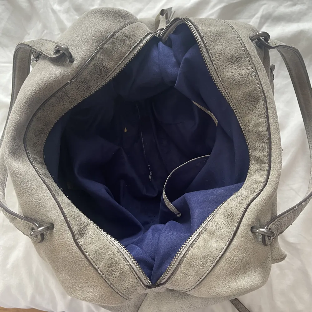 Jätte fin väska från märket Tamaris som inte kommer till användning längre, man får plats med mycket då det finns många fickor. Finns lite defekter kan skicka bild om man frågar💗. Väskor.