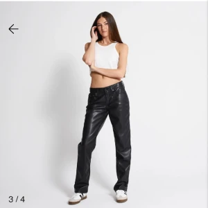 Byxor  - Snygga lågmidjade byxor skin material 