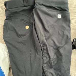 Freddy leggings 2 par - Freddy leggings. Det ena paret till synes lite urtvättade. 