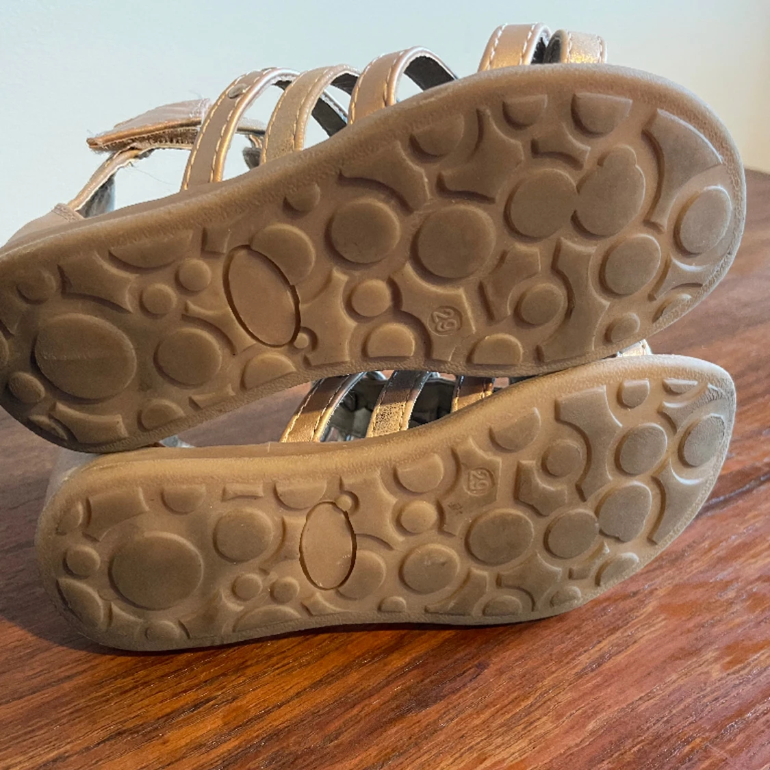 Sandaler guldfärgade i storlek 29 - 91