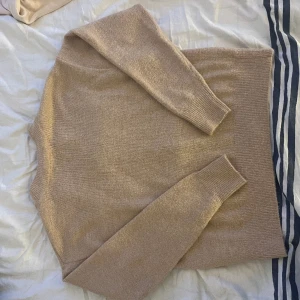 Stickad tröja - Superfin guldig stickad tröja! Använd 1 gång💗