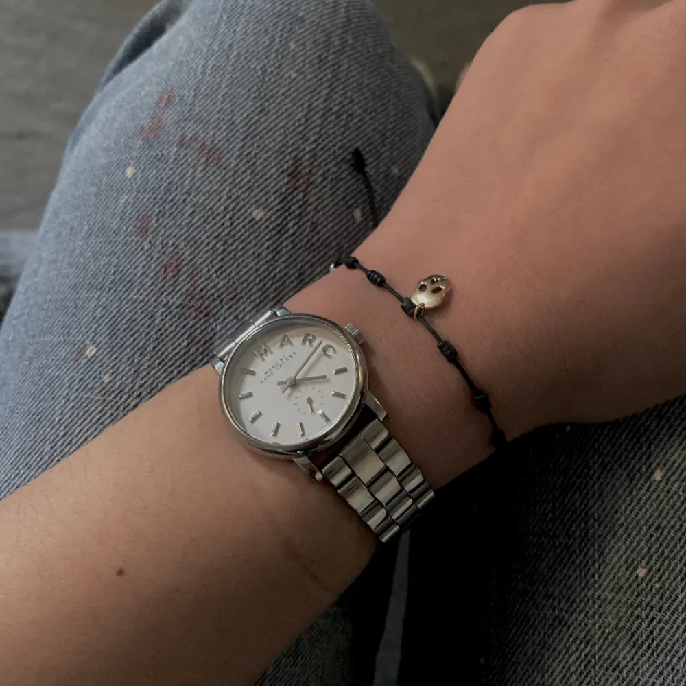 Säljer denna klocka från Marc jacobs i silver med fungerande batteri 🩵. Asusteet.