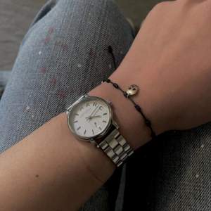 Säljer denna klocka från Marc jacobs i silver med fungerande batteri 🩵