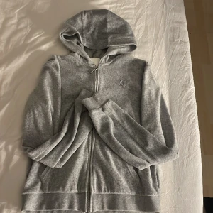 Juicy tröja  - Grå juicy tröja som är använd men i fint skick 