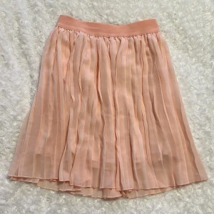 Ljusrosa tyllkjol - Väldigt fint skick! Gör sig inte riktigt rättvisa på mina bilder, skickar gärna mer i PM! 