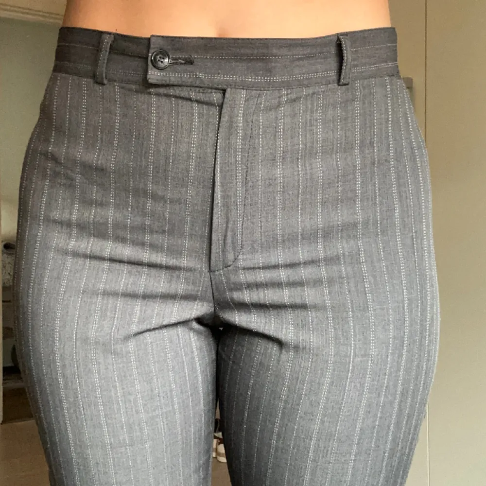 Superfina kostymbyxor, storlek 42 men passar även 40. Jag är 172 cm lång. . Jeans & Byxor.