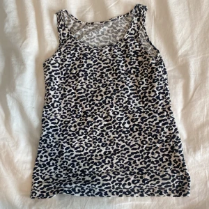 Linne - Ett linne med leopard mönster. Den har ingen lapp så vet inte vart den är ifrån 👻👻