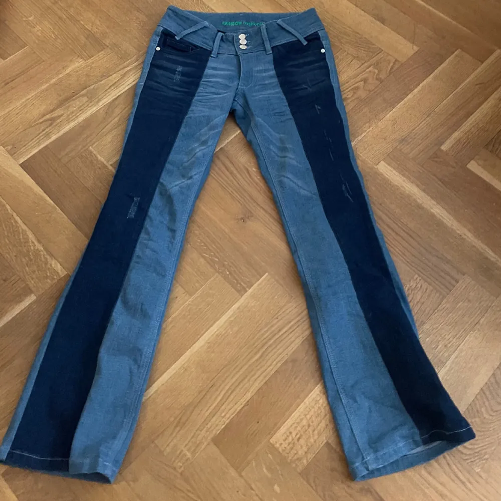 Coola bootcut jeans med två färger. Jeans & Byxor.