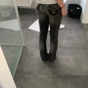 Världens snyggaste lågmidjade bootcut/straight leg jeans med helt otroliga detaljer både fram och bak på fickorna😍😍❤️de är lite mörkblå/grå i färgen och passar till allt! Skriv för fler frågor eller om du vill ha fler bilder💓💓