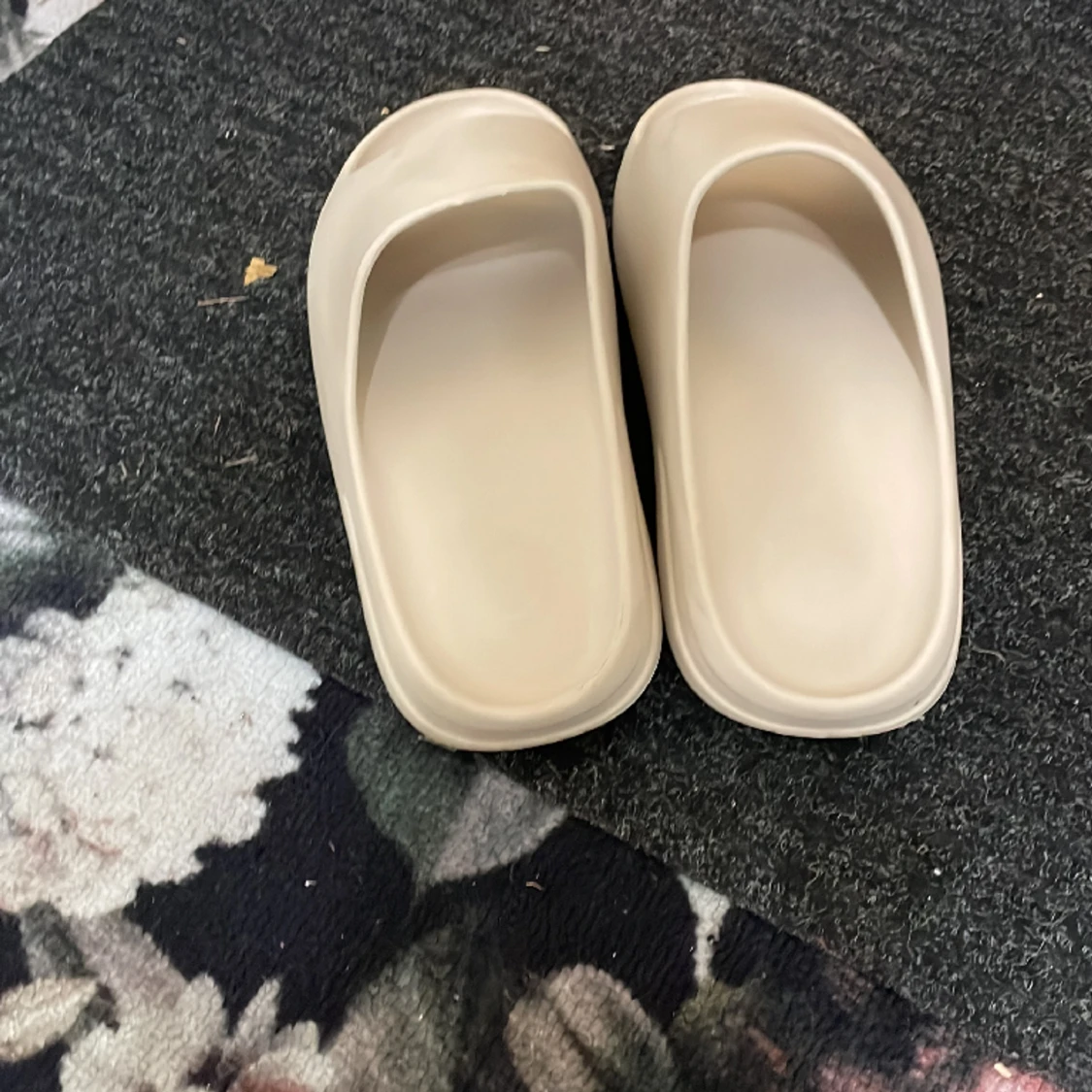 Yeezy slides - 91