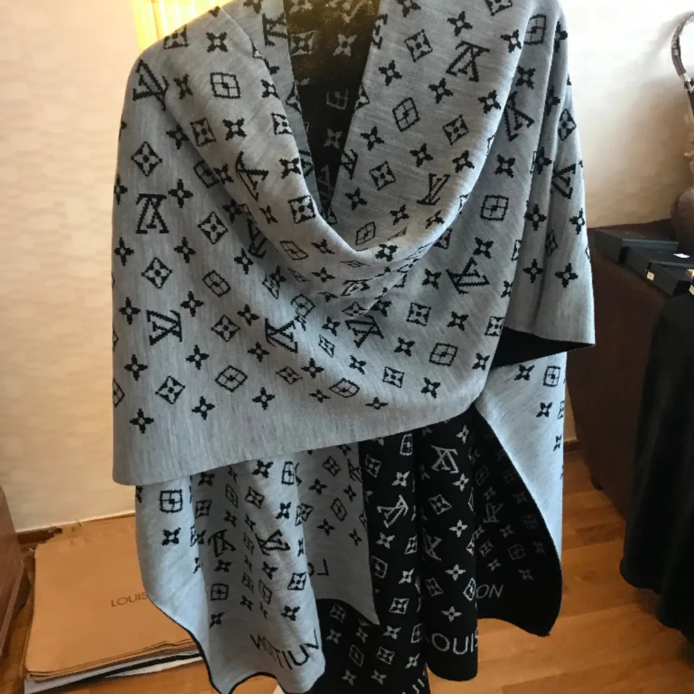 Ny modell poncho Louis Vuitton . Övrigt.