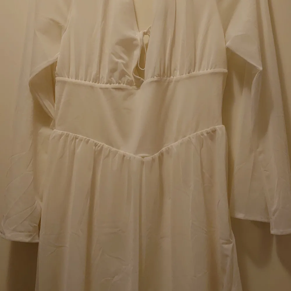 Jättefin vit klänning oanvänd storlek M Divided nypris 299kr nu 150 kr . Klänningar.