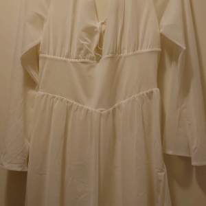 Jättefin vit klänning oanvänd storlek M Divided nypris 299kr nu 150 kr 