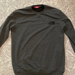 The North Face Tröja - Säljer min the north face för bara 500kr. 10/10 skick och finns inga fel. Nypris 1000kr