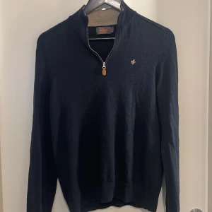 Morris zip - Säljer nu min riktigt snygga Morris halv zip i storlek M. Den är bara använd 2-3 gånger för att den inte riktigt passade mig. Nypris är 2000kr. Skriv vid fler frågor eller funderingar🤙