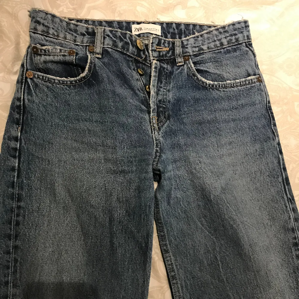 Zara midrise jeans mörkblå i storlek 36, använt fåtal gånger. Midjemått rakt över 38 cm, innerbenslängd 82 cm. Skriv för fler bilder . Jeans & Byxor.