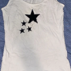 Söt topp - Super söt topp från Gina!!🖤🤍 Sytt på stjärnorna själv!