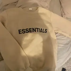 En Essentials tröja som är En väldigt fint kopia på. Aldrig använd då jag bytte stil. Strlk xs