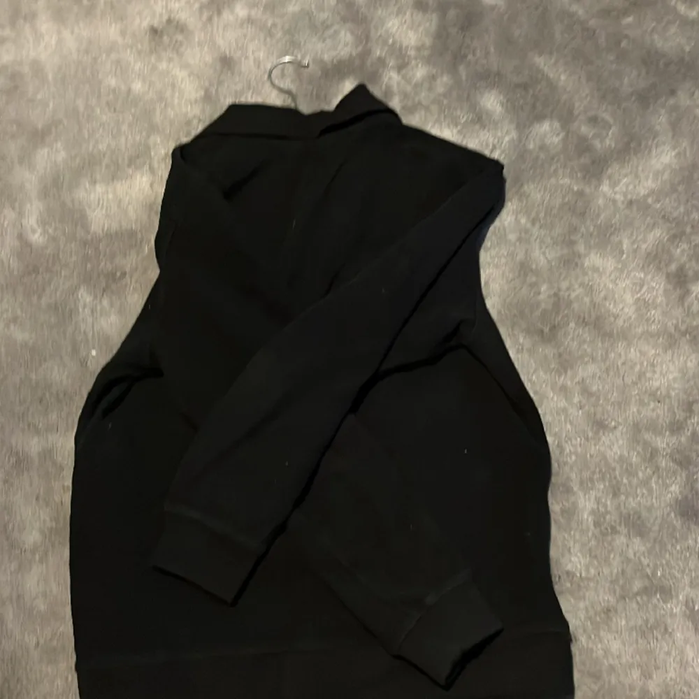 Säljer den här feta Massimo Dutti half zippen köpt för 700 kr på deras hemsida väldigt bekväm tröja och bra material.  Jag har använt den några gånger. Skicket är 9/10. Priset kan diskuteras 👍. Tröjor & Koftor.