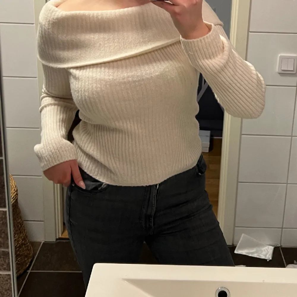 Fin stickad tröja, endast använd 1 gång. Offshoulder tröja😍 helt slutsåld . Stickat.