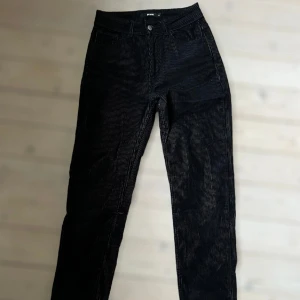 Manchesterbyxor  - Svarta manchesterbyxor från Bikbok i storlek S. Skulle dock säga att dom är mindre i storleken. Mer en XS.   Använt men gott skick.