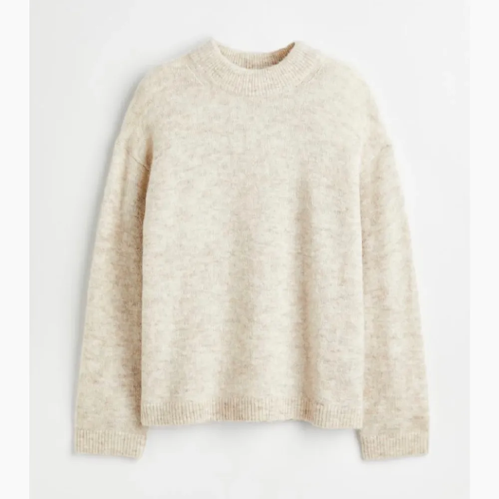 Stickad beige tröja från H&M i ullblandning💞 Nypris 500kr  Jättefint skick!. Stickat.