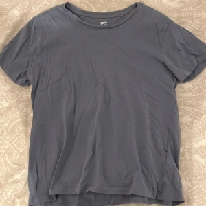 blå tshirt  - blå t-shirt 