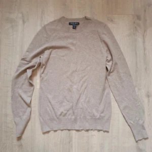 Stickad tunn tröja - Den är lite mörkare i verkligheten. Tunn och beige brun och jätte mjuk.
