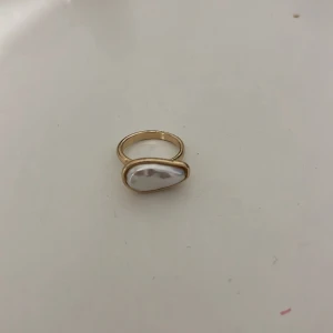 ring - Snygg ring med pärla. Säljs då de är för stora för mig