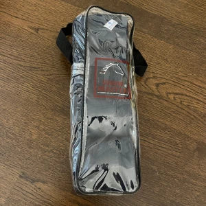 Lindor - Säljer lindor marinblå helt nya och oanvända. Ord pris 279kr köpt i hööks