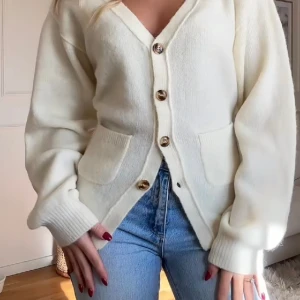 Bikbok Cardigan  - Premium Cardigan från BikBok storlek S prislapp på aldrig använd!  Köptes för 699kr 