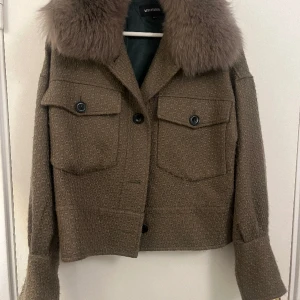 Meotine jacka  - Säljer min älskade meotine jacka i denna jättefina mörk gröna färgen ❤️ har använt sparsamt så den är fortfarande mycket fin 