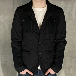 Zara jacka - Field jacka från zara i färgen svart. Storlek M, Modellen på bilden är 182cm. fint skick inga skavanker, Köp för endast 149