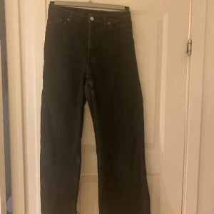 Monki Yoko jeans - Jeans från monki i modellen yoko! Storlek 26. Fint skick, hittar inga anmärkningar. Bara att höra av dig om du har frågor eller vill ha fler bilder! ☃️