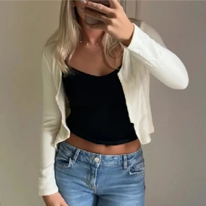 Zara kofta - Säljer den här söta långärmade koftan/toppen som går att bära på flera olika sätt💘 storlek s men passar xs också! Helt oanvänd! Tror inte den finns kvar på hemsidan