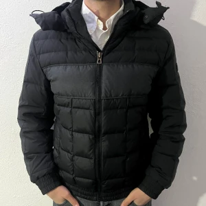 Hugo boss jacka - Hugo boss vinterjacka, jätteskön och varm, passar perfekt till det kalla vädret. Den är i toppkvalitet och skick 8,5/10. Nypris ca 3000kr