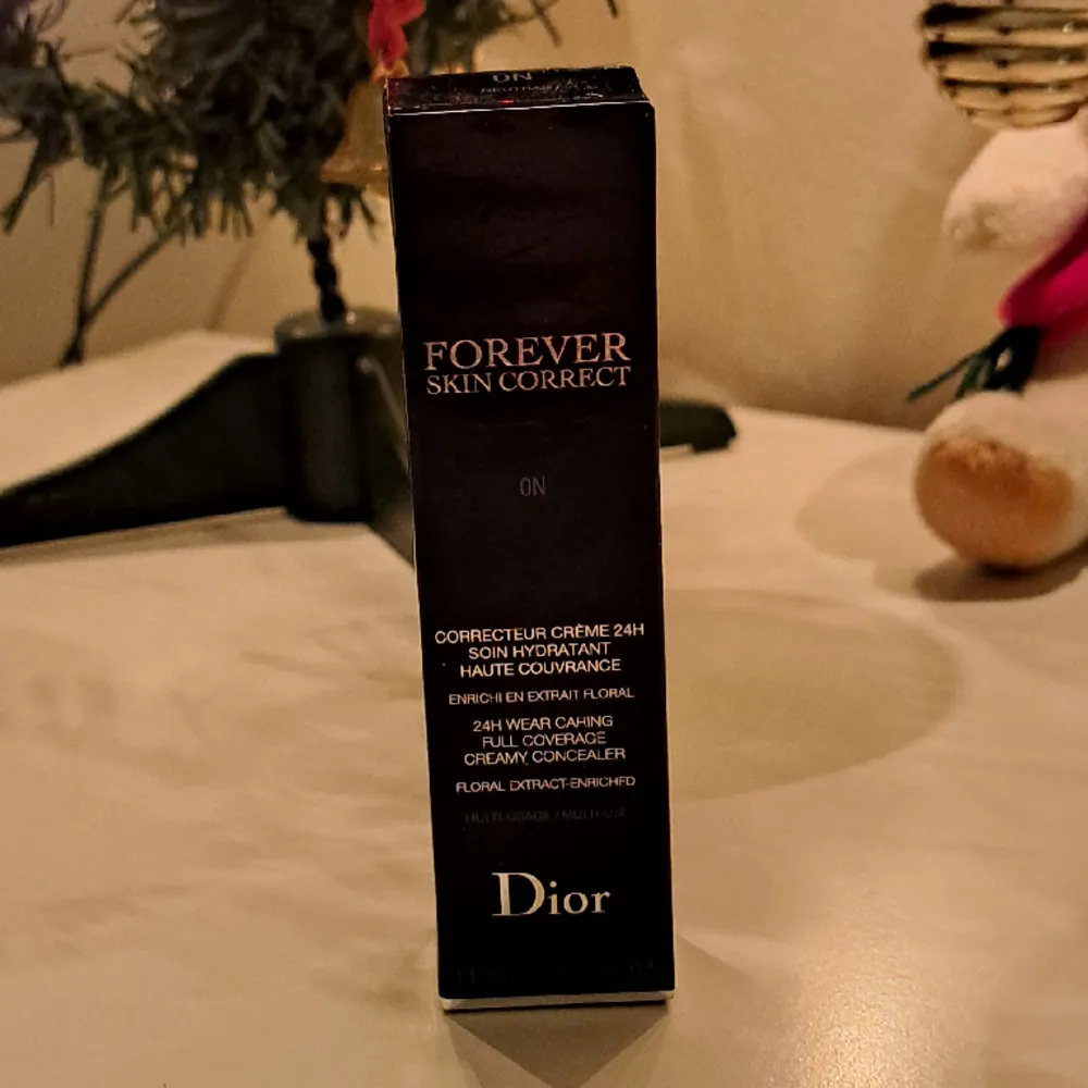 dior forever skin correct 24h wear full coverage creamy concealer i 0N neutral, inte testad . Övrigt.