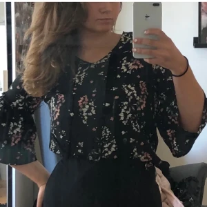 Blommig blus - Supersöt blommig blus