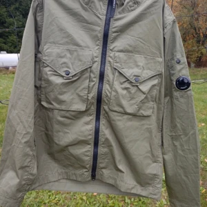 Cp company vindjacka - En perfekt vind/regnjacka den har inga flaws, 9/10 sick. Dock en äldre modell tror den är från 2022 så därför det billigare priset. Storlek M men passar mig som har S