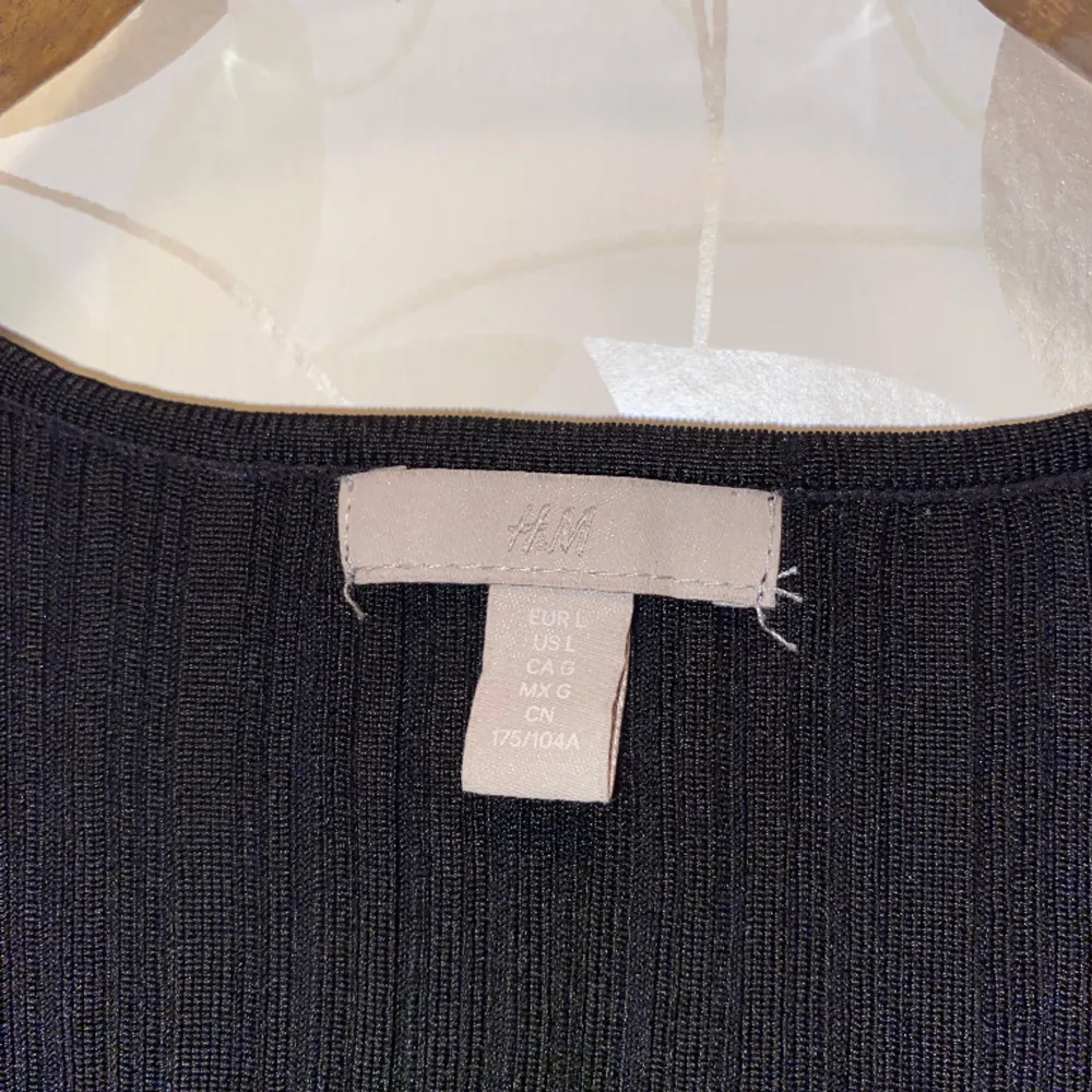 Snyggt sydd långärmad tröja från H&M. Varm och tjockt material. Snyggt formad över brösten. . T-shirts.