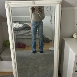 low waist - jättefina blåa jeans, fina detaljer fram och bak. Typ helt oanvända, för stora för mig nu💕💕