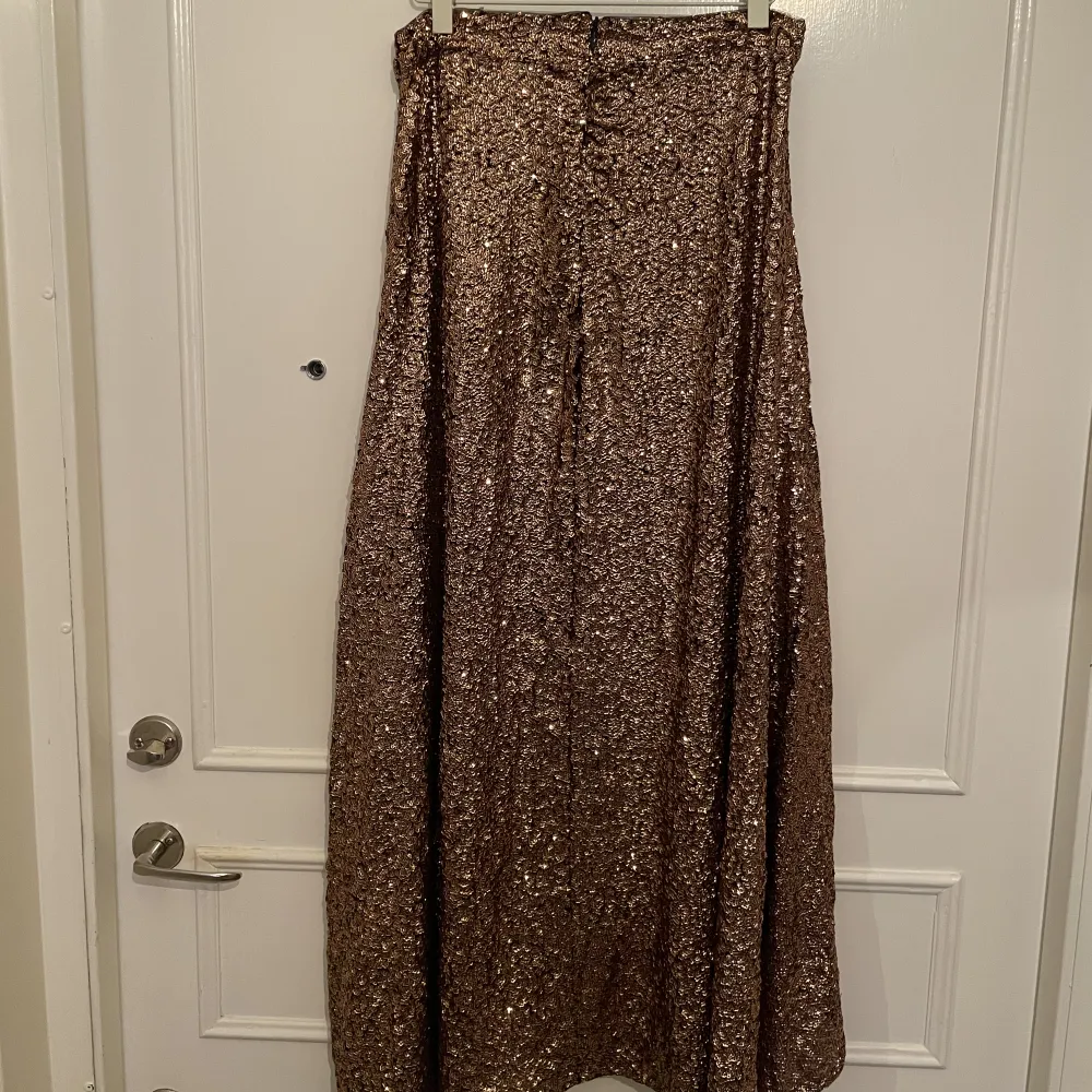 Guldpaljetterad kjol från Gestuz storlek S. Endast använd vid 1 tillfälle men har tappat några paljetter. . Kjolar.