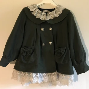 Lolita jacka (grön) - Mörkgrön jacka från Taobao som säljes eftersom den är för stor för mig. Asiatisk XL alltså en europeisk M/L