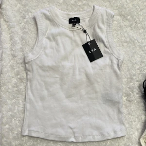 Linne från LXA - Vitt linne från LXA. Aldrig använt och lappen kvar. Tyget känns väldigt högkvalitativt och sömmarna är väldigt fina. Ett high quality basplagg som alla behöver i sin garderob 🙌🏻 